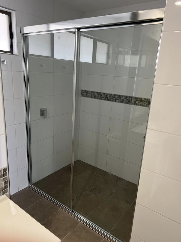 Shower screen installation 15