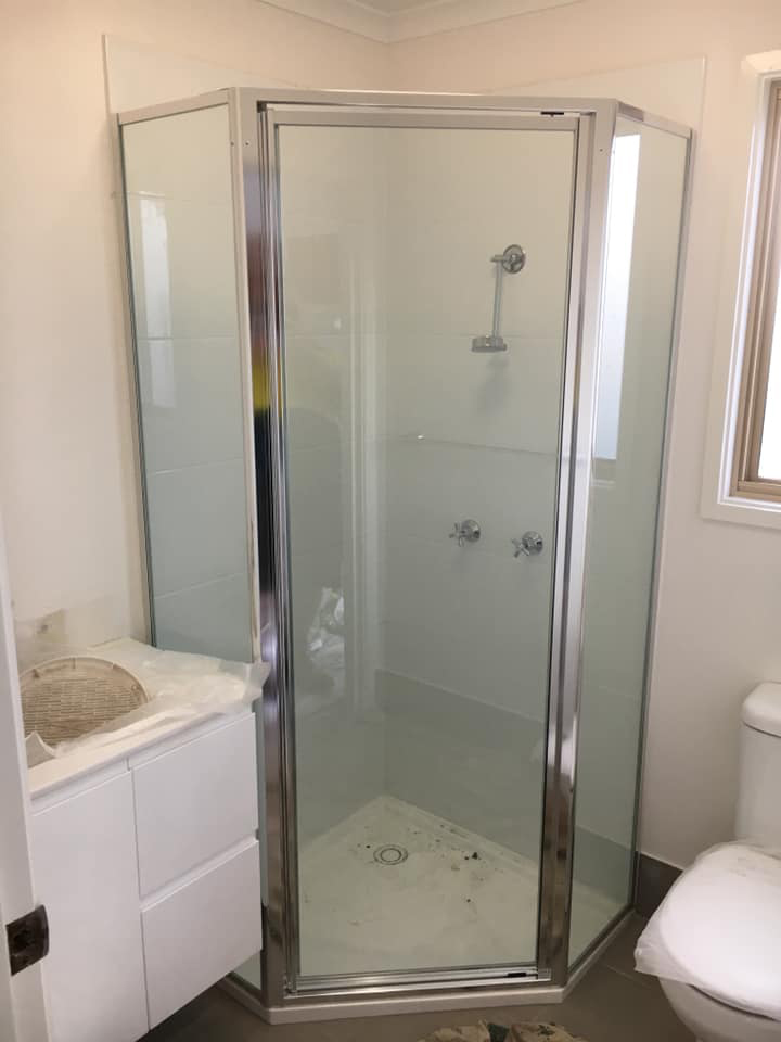 Framed shower screen