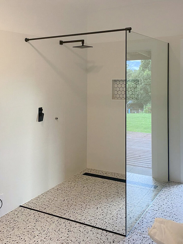 Frameless shower screen