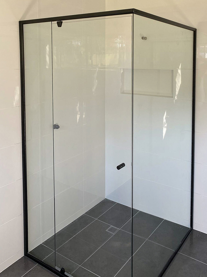 Semi-frameless shower screen